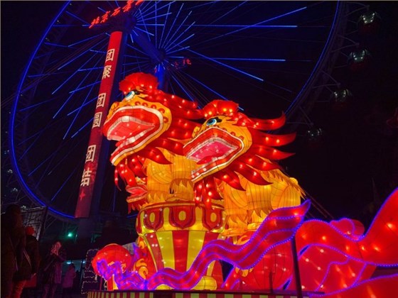 玉壺光轉(zhuǎn)，一夜魚龍舞