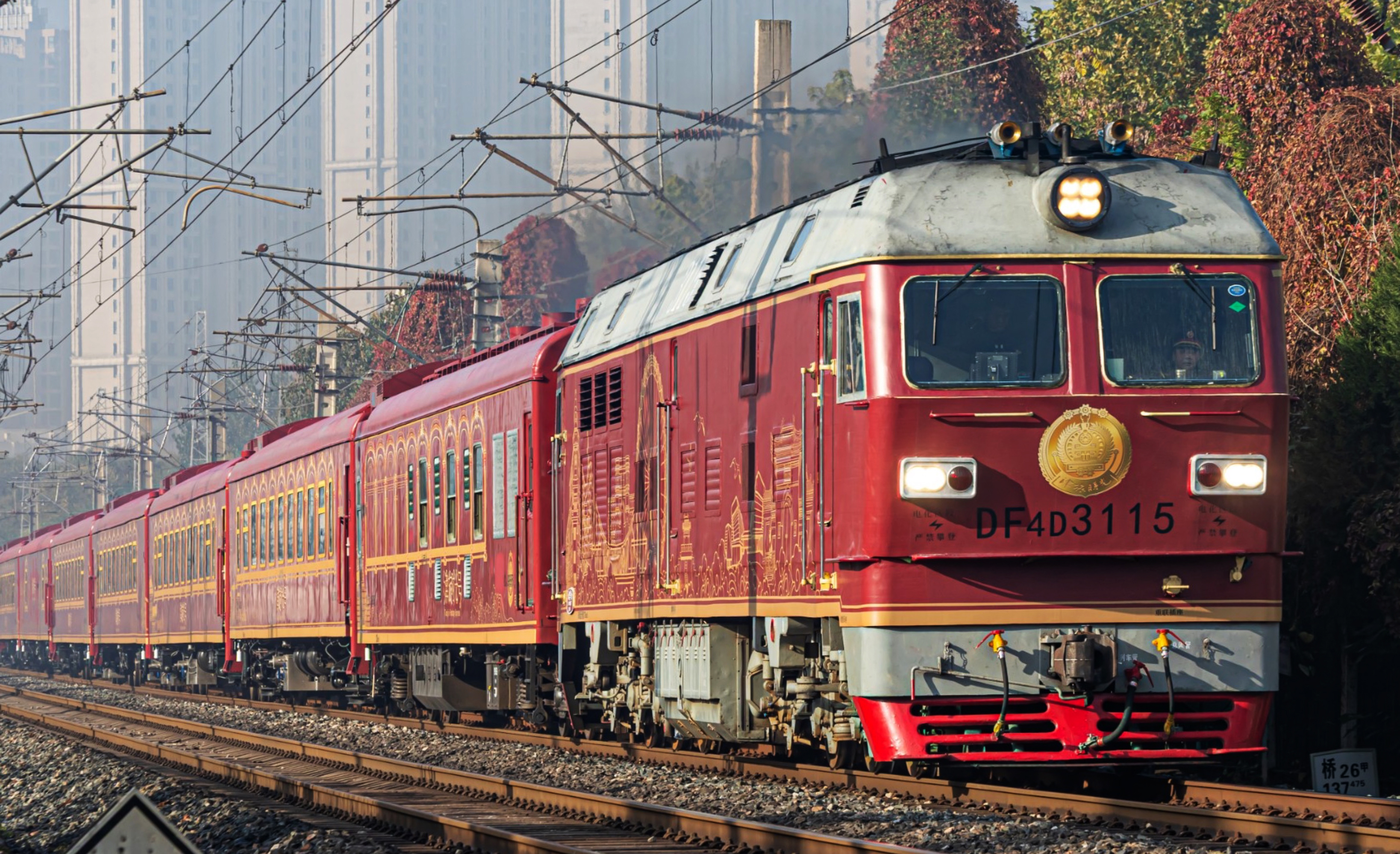 軌道上的沉浸式藝術(shù)空間！津旅時(shí)光號(hào)天幕這樣點(diǎn)亮